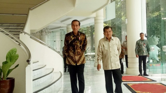Jokowi dan JK Usai Bertemu Internal di Kantor Wapres, Kamis (9/8). (Foto: Nadia Riso/kumparan)