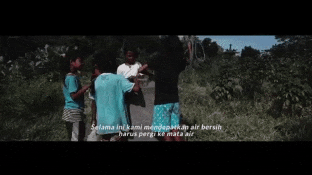 Anak-anak di Sikka, NTT, kekurangan air bersih. (Foto: Youtube/WahanaVisi Indonesia)