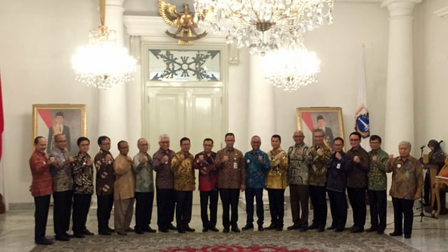 Gubernur DKI Jakarta Anies Baswedan menandatangani nota kesepahaman dengan BUMD di Jakarta (9/8). (Foto: Rini Friastuti/kumparan)