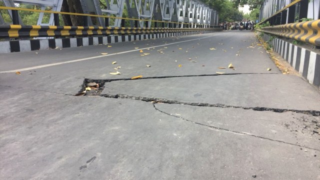 Retakan jalan di Kecamatan Gangga, Lombok Utara, Kamis (9/8/2018), akibat gempa. (Foto: Raga Imam/kumparan)