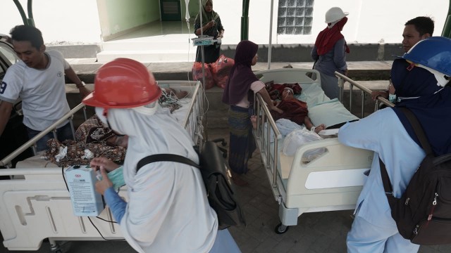 Suasana pasien RSUD NTB keluar dari gedung, Kamis (9/8). (Foto: Jamal Ramadhan/kumparan)