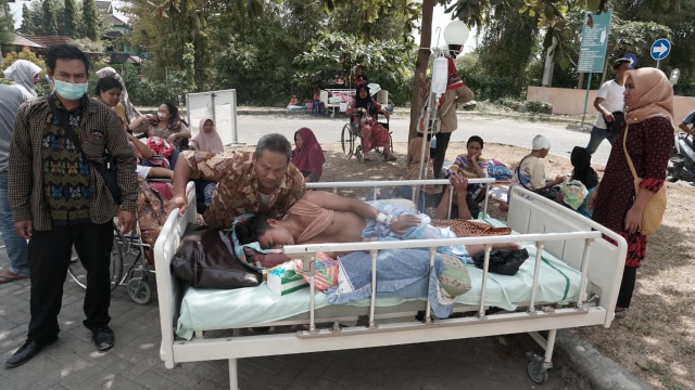 Suasana pasien RSUD NTB keluar dari gedung, Kamis (9/8). (Foto: Jamal Ramadhan/kumparan)