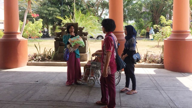 Suasana pasien RSUD NTB keluar dari gedung, Kamis (9/8). (Foto: Mirsan/kumparan)