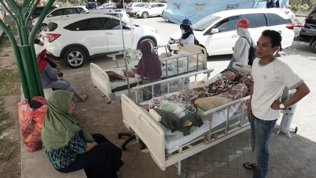 Suasana pasien RSUD NTB keluar dari gedung, Kamis (9/8). (Foto: Jamal Ramadhan/kumparan)