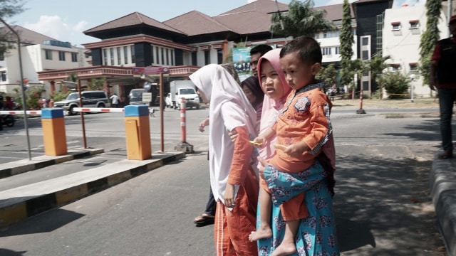 Suasana pasien RSUD NTB keluar dari gedung, Kamis (9/8). (Foto: Jamal Ramadhan/kumparan)