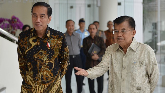Presiden Joko Widodo (kiri) dan Wakil Presiden Jusuf Kalla bersiap menjawab pertanyaan wartawan usai melakukan pertemuan tertutup di Kantor Wakil Presiden, Jakarta, Kamis (9/8). (Foto: ANTARA FOTO/Wahyu Putro A)