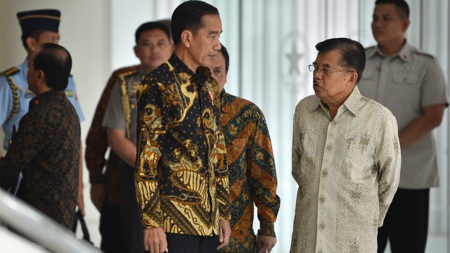 Presiden Joko Widodo (kiri) dan Wakil Presiden Jusuf Kalla usai melakukan pertemuan tertutup di Kantor Wakil Presiden, Jakarta, Kamis (9/8). (Foto: ANTARA FOTO/Wahyu Putro A)