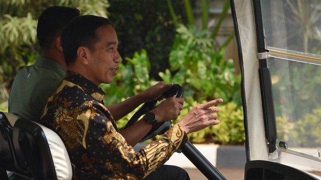 Presiden Joko Widodo menaiki mobil golf usai menemui Wakil Presiden Jusuf Kalla di Kantor Wakil Presiden, Jakarta, Kamis (9/8).  (Foto: ANTARA FOTO/Wahyu Putro A)