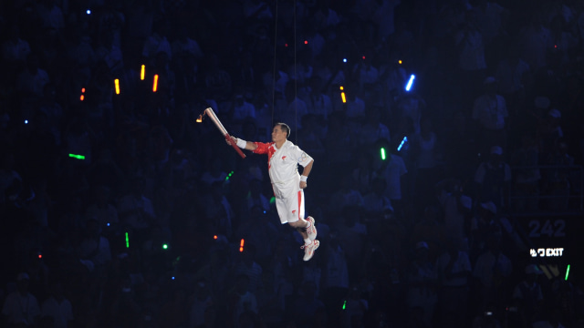 mantan atlet Cina, Li Ning, menjadi pembawa obor api Olimpiade 2008. (Foto: FILIPPO MONTEFORTE / AFP)