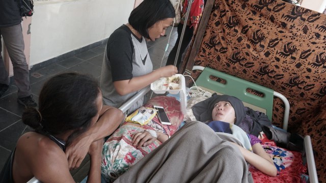 Nadia Revana, korban yang selamat setelah 2 hari tertimpa puing minimarket di Lombok Utara. (Foto: Jamal Ramadhan/kumparan)