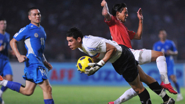Etheridge mengamankan bola dari sontekan Irfan Bachdim. (Foto: ADEK BERRY / AFP)