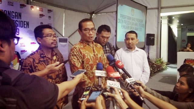 Anggota KPU Hasyim Asyari bersama LO koalisi Jokowi (Foto: Yuana Fatwalloh/kumparan)