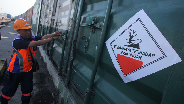 Petugas memeriksa segel gerbong yang berisi limbah B3 (Bahan Berbahaya Beracun) di Stasiun Kalimas, Surabaya, Jawa Timur, Kamis (9/8/2018). Foto: ANTARA FOTO/Didik Suhartono