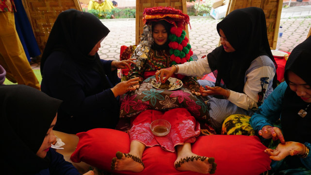 Sejumlah peserta mewakili Kabupaten/kota di Aceh mengikuti perlombaan Boh Gaca (mengukir inai) dalam rangka Pekan Kebudayaan Aceh (PKA) VII di Museum Aceh, Kamis (9/8). (Foto: Zuhri Noviandi/kumparan)