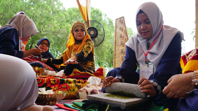 Sejumlah peserta mewakili Kabupaten/kota di Aceh mengikuti perlombaan Boh Gaca (mengukir inai) dalam rangka Pekan Kebudayaan Aceh (PKA) VII di Museum Aceh, Kamis (9/8). (Foto: Zuhri Noviandi/kumparan)