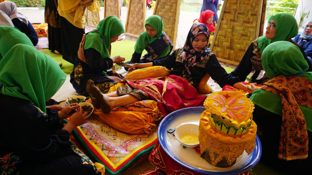 Sejumlah peserta mewakili Kabupaten/kota di Aceh mengikuti perlombaan Boh Gaca (mengukir inai) dalam rangka Pekan Kebudayaan Aceh (PKA) VII di Museum Aceh, Kamis (9/8). (Foto: Zuhri Noviandi/kumparan)