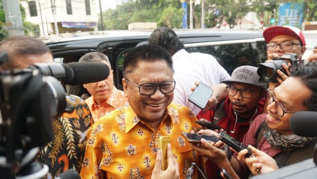 Oesman Sapta Odang, ketua umum Partai Hanura bertemu awak media di Jakarta, Kamis (9/8). (Foto: Nugroho Sejati/kumparan)