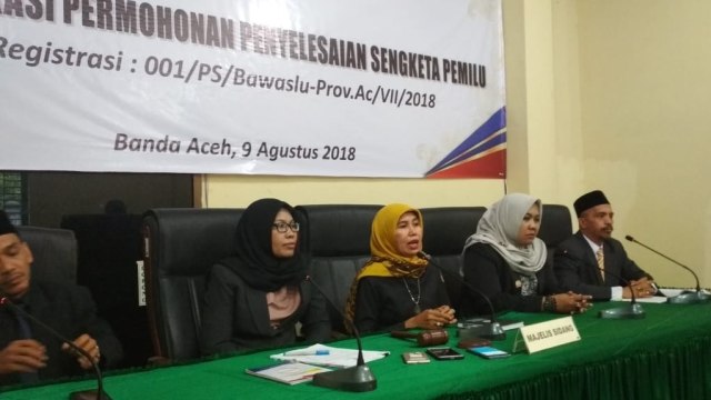 Panwaslis Aceh gugurkan putusan KIP yang coret Abdullah Puteh sebagai Bacalon DPD Aceh (9/8). (Foto: Zuhri Noviandi/kumparan)