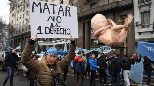 Aktivis anti-aborsi saat mereka memberikan suara anti legalisasi aborsi di Argentina (8/8). (Foto: AFP/EITAN ABRAMOVICH)