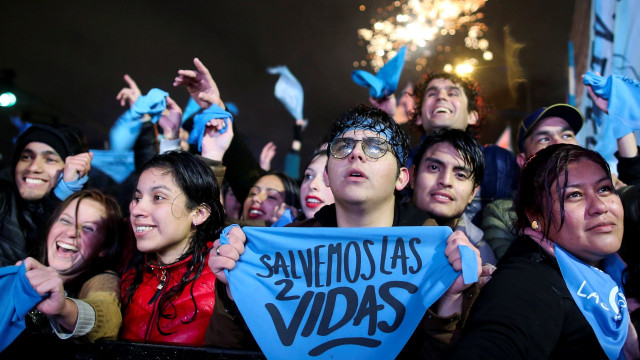 Aktivis anti-aborsi saat mereka memberikan suara anti legalisasi aborsi di Argentina (8/8). (Foto: REUTERS/Agustin Marcarian)