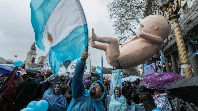 Aktivis anti-aborsi saat mereka memberikan suara anti legalisasi aborsi di Argentina (8/8). (Foto: AFP/ALBERTO RAGGIO )