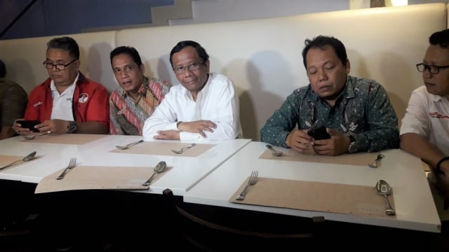 Mahfud MD (tengah) di Restoran Tesate, Jakarta, Kamis (9/8/2018). (Foto: Fadjar Hadi/kumparan)