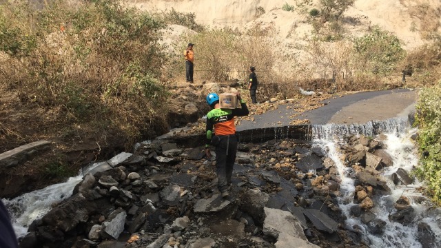 Evakuasi korban gempa lombok di Desa Seleangan, Kecamatan Kayangan, Lombok Utara, Kamis (9/8). (Foto: Raga Imam/kumparan)