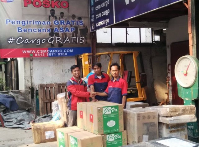 Di Tangan Pak Lambang, Cargo Gratis Berbuah Empati untuk Para Korban Bencana