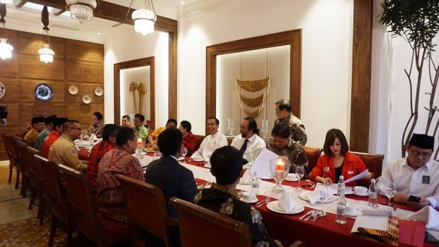 Jokowi bersama Ketum dan Sekjen Parpol Koalisi Pendukung di Restoran Plataran, Jakarta (9/8). (Foto: Yudhistira Amran Saleh/kumparan)