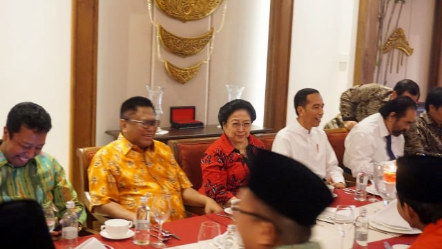 Jokowi bersama Ketum dan Sekjen Parpol Koalisi Pendukung di Restoran Plataran, Jakarta (9/8). (Foto: Yudhistira Amran Saleh/kumparan)