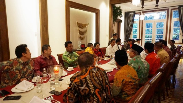 Jokowi bersama Ketum dan Sekjen Parpol Koalisi Pendukung di Restoran Plataran, Jakarta (9/8). (Foto: Yudhistira Amran Saleh/kumparan)