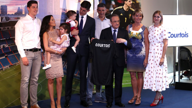 Keluarga besar Courtois hadir dalam wawancara perkenalannya sebagai pemain Madrid. (Foto: REUTERS/Sergio Perez)