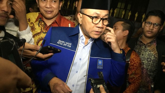 Ketua Umum PAN Zulkifli Hasan tiba di kediaman Ketua Umum Gerindra Prabowo Subianto di Kertanegara, Kamis (9/8/18). (Foto: Reki Febrian/kumparan)