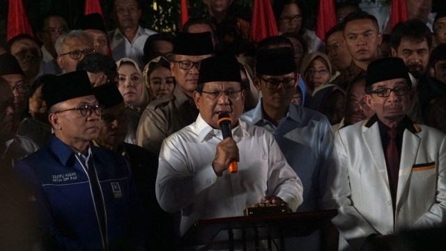 Prabowo Subianto (tengah) saat deklarasi sebagai capres cawapres 2019 di kediamannya di Kertanegara, Jakarta Selatan, Kamis (9/8/18). (Foto: Fanny Kusumawardhani/kumparan)