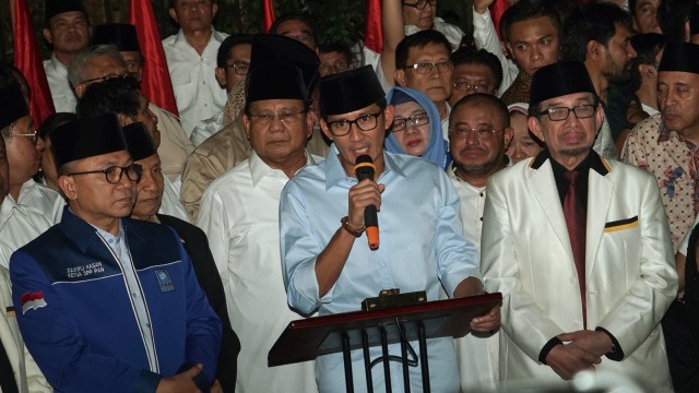 Sandiaga Uno (tengah) saat deklarasi sebagai capres cawapres 2019 di kediaman Ketua Umum Partai Gerindra Prabowo Subianto, Kertanegara, Jakarta Selatan, Kamis (9/8/18). (Foto: Fanny Kusumawardhani/kumparan)