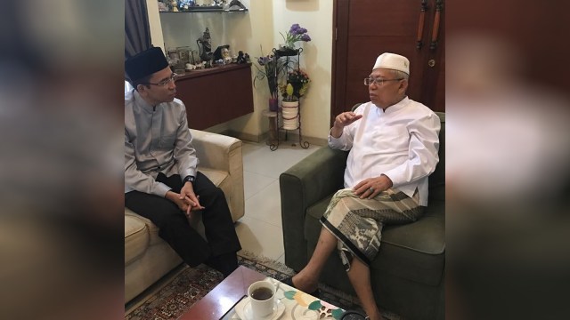 Gubernur NTB TGB Muhammad Zainul Majdi (kiri) bertemu Ketua MUI Ma'ruf Amin (kanan), Kamis (9/8/18). (Foto: Instagram @tuangurubajang)