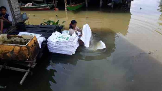 Kisah Wanita Penjual Jasa Cuci Karung