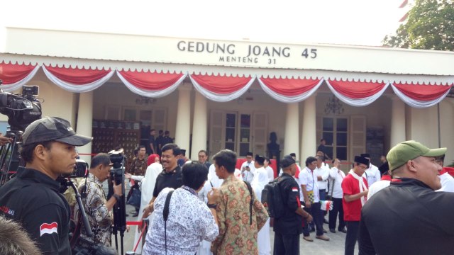 Gedung Joang 45, lokasi pasangan Jokowi-Ma'ruf Amin akan memulai iringan menuju KPU, Jumat (10/8/18).  (Foto: Aprilandika Pratama/kumparan)