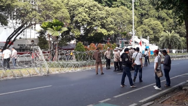 Relawan Merah Putih pendukung Jokowi mulai mendatangi KPU, Jakarta, Jumat (10/8/2018). (Foto: Fadjar Hadi/kumparan)