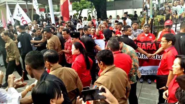 Ketum PDIP Megawati Soekarnoputri, Puan Maharani dan Menteri LHK Siti Nurbaya tiba di Gedung Joang, Jumat (10/8/2018). (Foto: Nabilla Fatiara/kumparan)
