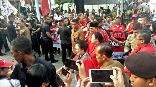 Ketum PDIP Megawati Soekarnoputri, Puan Maharani dan Menteri LHK Siti Nurbaya tiba di Gedung Joang, Jumat (10/8/2018). (Foto: Nabilla Fatiara/kumparan)