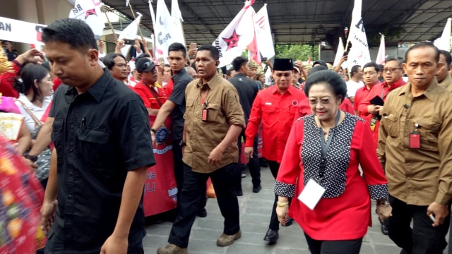 Ketum PDIP Megawati Soekarnoputri didampingi Puan Maharani dan Olly Dondokambey tiba di Gedung Joang 45. (Foto: Aprilandika Pratama/kumparan)
