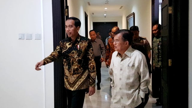 Jusuf Kalla saat menerima Presiden Joko Widodo di kantornya. (Foto: Dok. Tim Media Wapres)