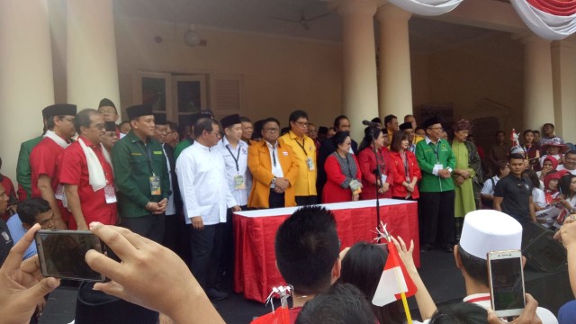 Sejumlah Ketum Parpol bersama Sekjen Parpol koalisi pendukung Jokowi dan Ma'ruf Amin di Gedung Joang, Jakarta, Jumat (10/8/2018). (Foto: Aprilandika Pratama/kumparan)