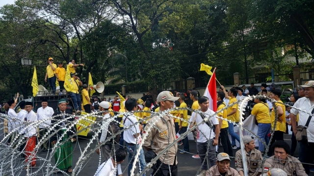 Massa dari GoJo tiba di seberang Gedung KPU, Jumat (10/8/2018). (Foto: Yudhistira Amran Saleh/kumparan)
