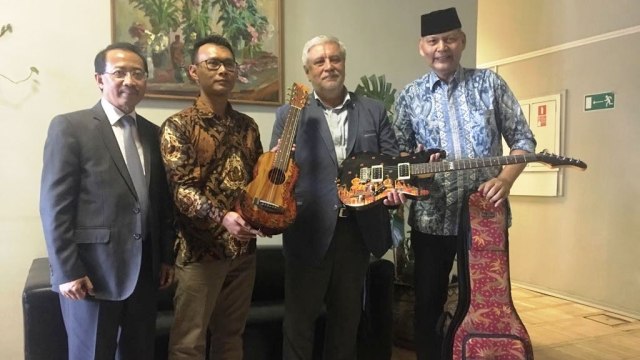 Penyerahan sumbangan gitar elektrik dan gutalele bermotif batik karya seni Indonesia kepada Museum Oriental Moskow, 7 Agustus 2018 di Moskow. (Foto: Dok. KBRI Moskow)