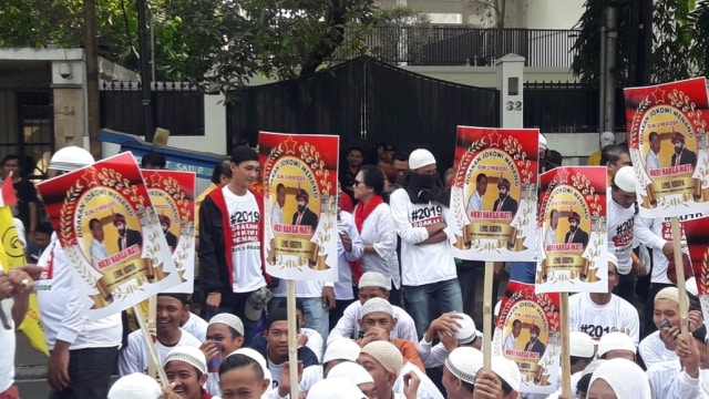Relawan Jokowi memadati area Gedung KPU, Jakarta Jumat (10/8/2018). (Foto: Fadjar Hadi/kumparan)