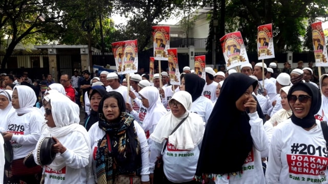 Relawan Jokowi memadati area Gedung KPU, Jakarta Jumat (10/8/2018). (Foto: Fadjar Hadi/kumparan)