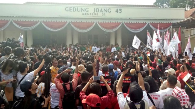 Jokowi bersama Ma'ruf Amin dan seluruh ketum parpol koalisi di Gedung Joang 45, Jumat (10/8/2018). (Foto: Nabilla Fatiara/kumparan)
