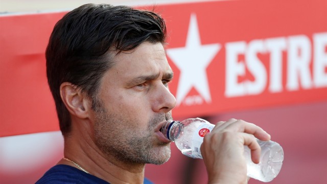 Pochettino menenggak sebotol air saat mendampingi Tottenham Hotspur berlaga di sebuah pertandingan pramusim di Spanyol. (Foto: Reuters/Paul Childs)